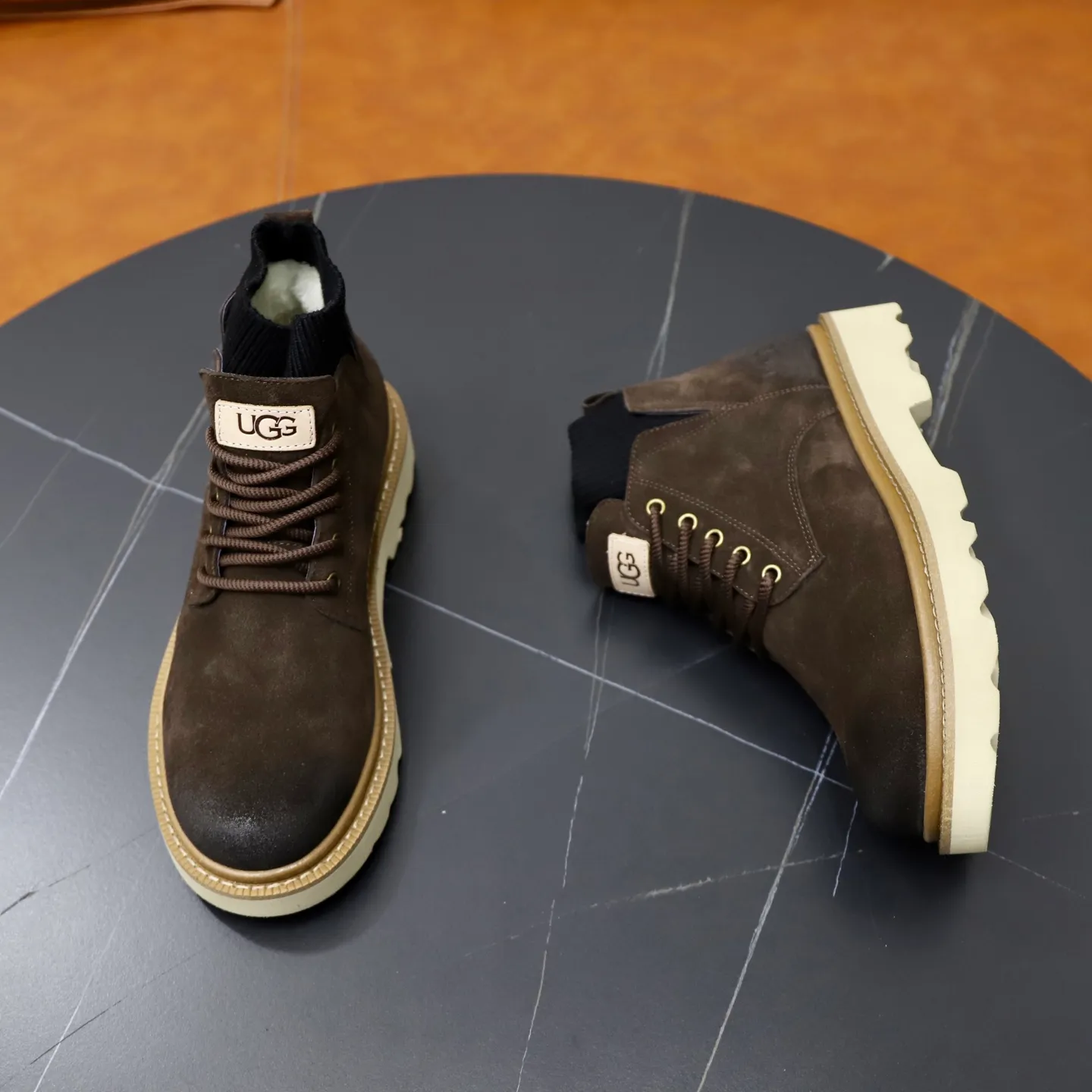 Ex-factory price: 640💰Thick wool imported from Australia Brand: UGG genuine purchase Size: 39-44 Grade: Official website 1:1 Material: First layer of genuine leather waterproof and antifreeze upper Real wool lining Original non-slip soft wear-resistant outsole Style category: Men's casual shoes Trendy style Comfortable on the feet Color: Official website color synchronization